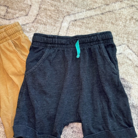 Cat & jack bundle of shorts in gold and dark grey - Picture 2 of 6